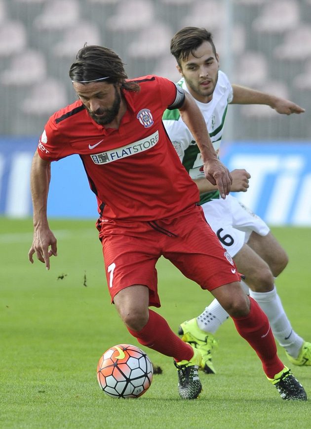 Kapitán Brna Pavel Zavadil (vpředu) a Martin Pospíšil z Jablonce v utkání 5. kola Synot ligy.