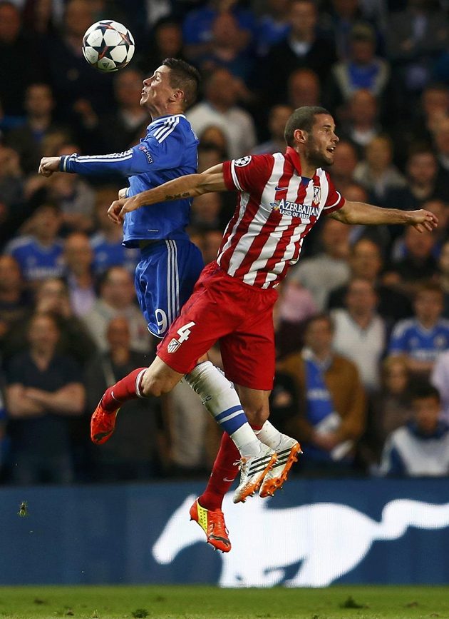 Mario Suárez z Atlétika Madrid (vpravo) v souboji s útočníkem Chelsea Fernandem Torresem.