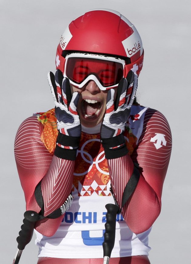 Euforická reakce Dominique Gisinové po olympijském sjezdu. Švýcarka se podělila o zlato se Slovinkou Mazeovou.