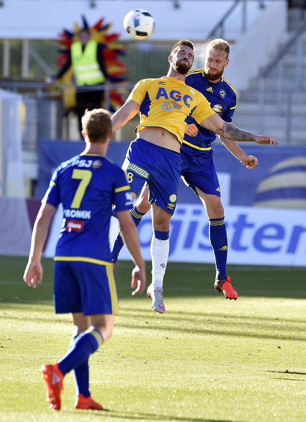 Teplický útočník David Vaněček v souboji s jihlavským obráncem Antonínem Rosou (vpravo). Vlevo přihlíží záložník Vysočiny Petr Hronek.