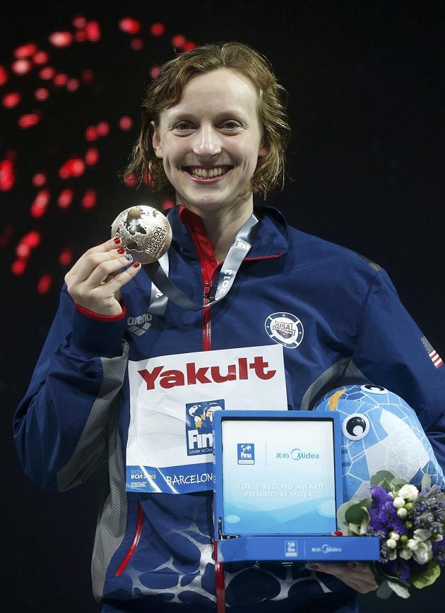 Američanka Katie Ledecká, která má české předky, v pouhých 16 letech zazářila světovým rekordem na patnáctistovce 15:36,53 minuty.