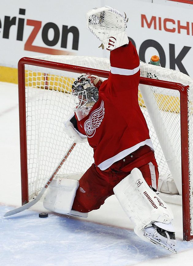 Jonas Gustavsson, švédský brankář Detroitu, zastavil nájezd Patricka Kanea z Chicaga v posledním okamžiku.
