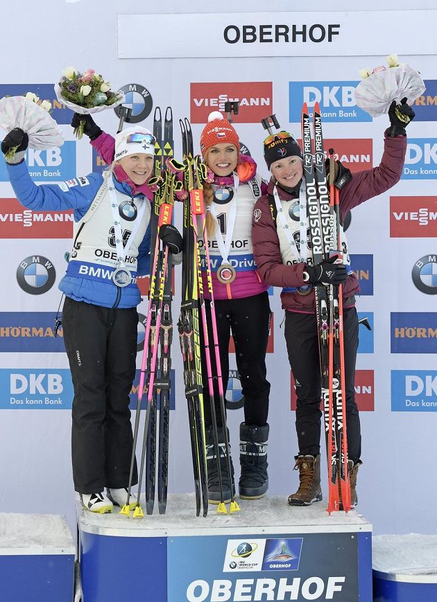 Tři nejlepší biatlonistky ze sprintu v německém Oberhofu. Zleva druhá Kaisa Mäkäräinenová, vítězka Gabriela Koukalová a třetí Marie Dorinová Habertová z Francie.