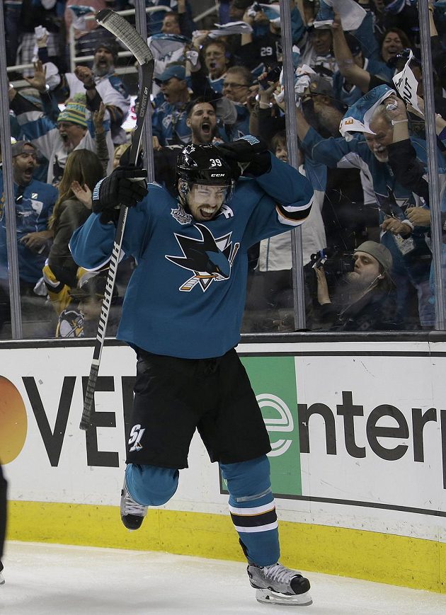 Jediná dílčí radost San Jose Sharks v šestém finále Stanley Cupu. Logan Couture právě snížil na 1:1.