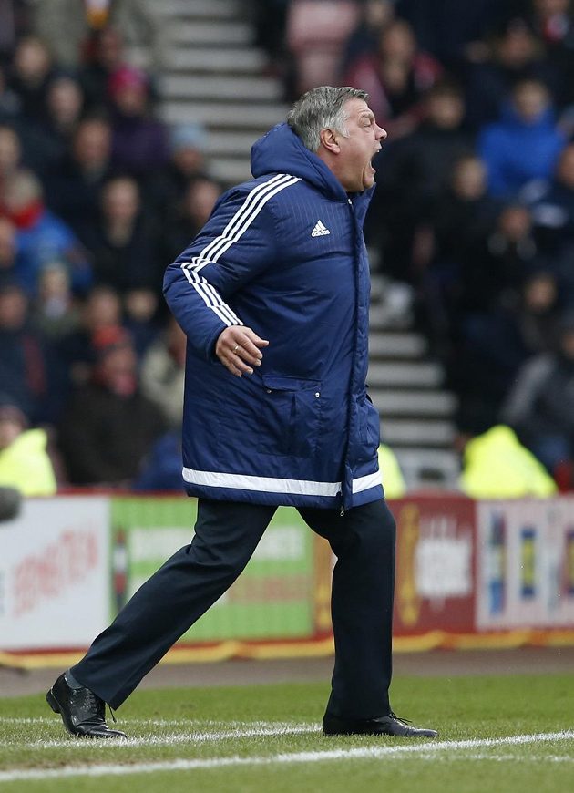 Výbušný trenér Sunderlandu Sam Allardyce během utkání anglické Premier League proti Manchesteru United.