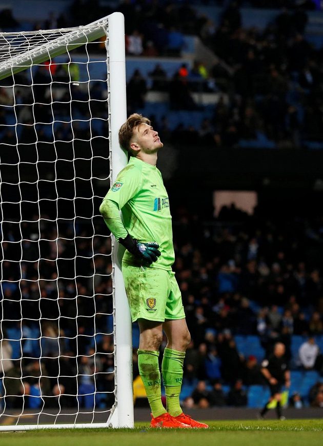 Zklamaný brankář Burtonu Albion Bradley Collins během utkání na půdě Manchesteru City.
