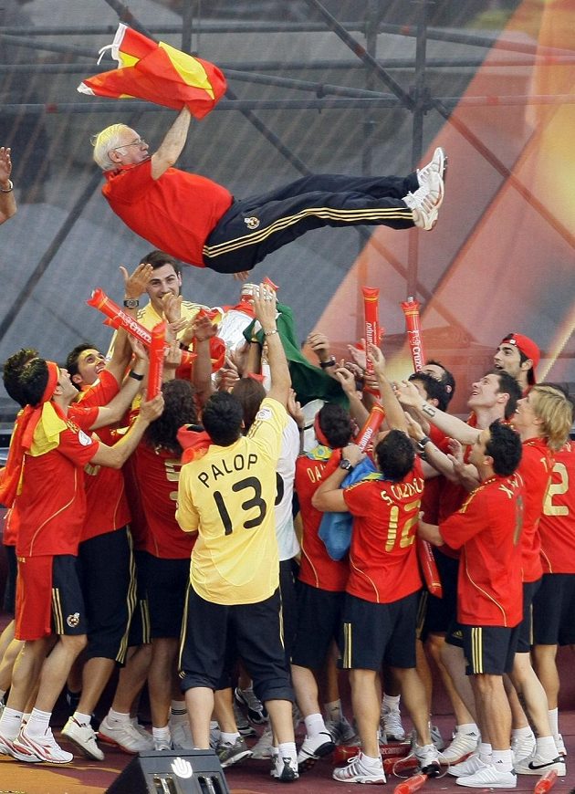 Takhle španělští mistři Evropy v roce 2008 oslavovali muže, který stál na počátku jejich zlaté éry.