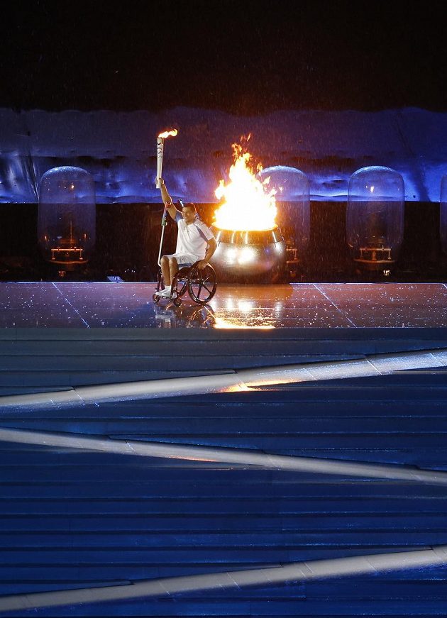 Brazilský plavec Clodoaldo da Silva po zažehnutí ohně při zahájení paralympiády v Riu.