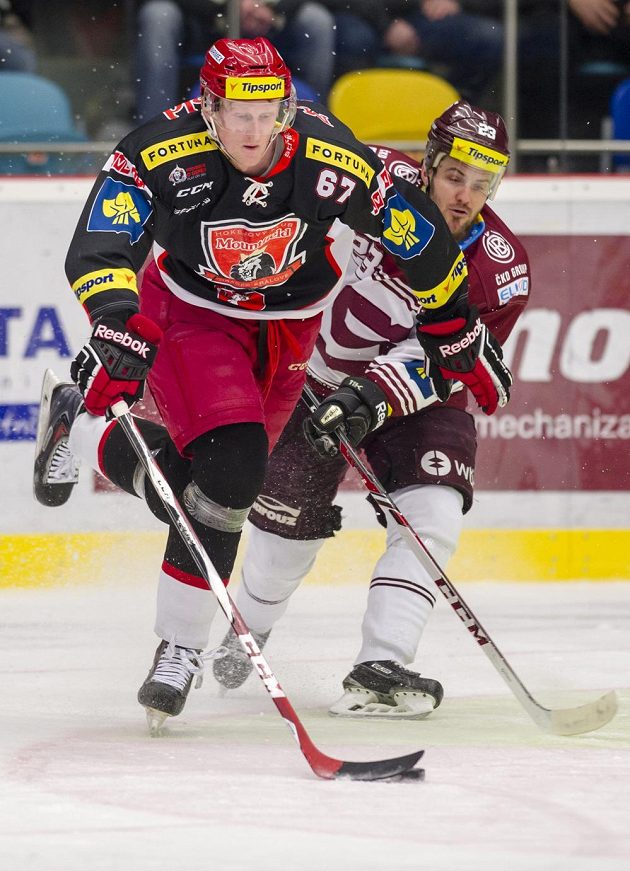 Zleva Stanislav Dietz z Hradce a Lukáš Pech ze Sparty ve čtvrtfinále play off extraligy.