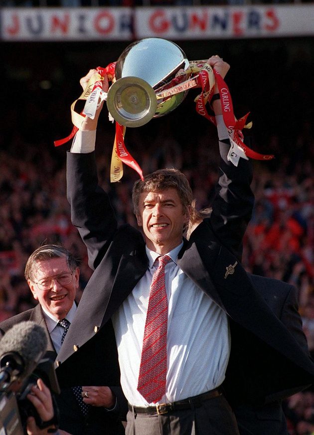 Kouč Arsenalu Arséne Wenger s pohárem pro anglické šampióny v roce 1998.