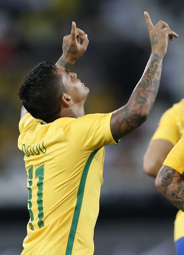 Brazilský fotbalista Dudu slaví gól v benefičním utkání s Kolumbií a posílá pozdrav do nebe zesnulým fotbalistům Chapecoense