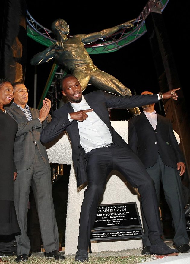 Atletická legenda Usain Bolt pózuje u sochy, kterou mu odhalili v jamajské metropoli.