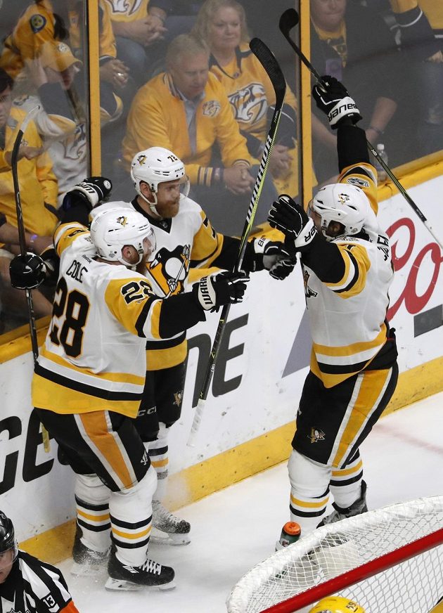 Hokejisté Pittsburghu Penguins Patric Hornqvist (72), Ian Cole (28) a Matt Cullen (7) slaví gól v síti Nashvillu v šesté bitvě o Stanley Cup. Tučňáci vyhráli nakonec 2:0 a získali cennou trofej.