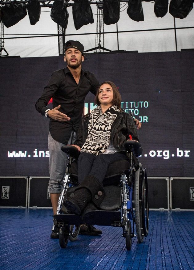 Brazilská fotbalová hvězda Neymar a zraněná lyžařka Laís Souzaová ve speciálním institutu v Sao Paulu.