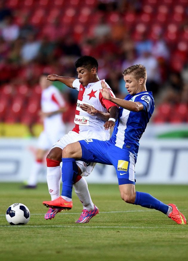Aldo Baéz ze Slavie (vlevo) v souboji s libereckým útočníkem Vojtěchem Hadaščokem.