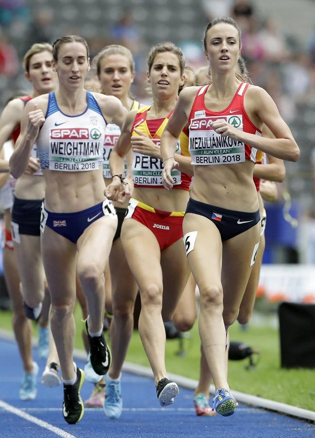 Semifinále běhu na 1500 metrů žen v rámci ME v atletice v Berlíně. Na vedoucí pozici česká reprezentantka Diana Mezulianiková (vpravo).