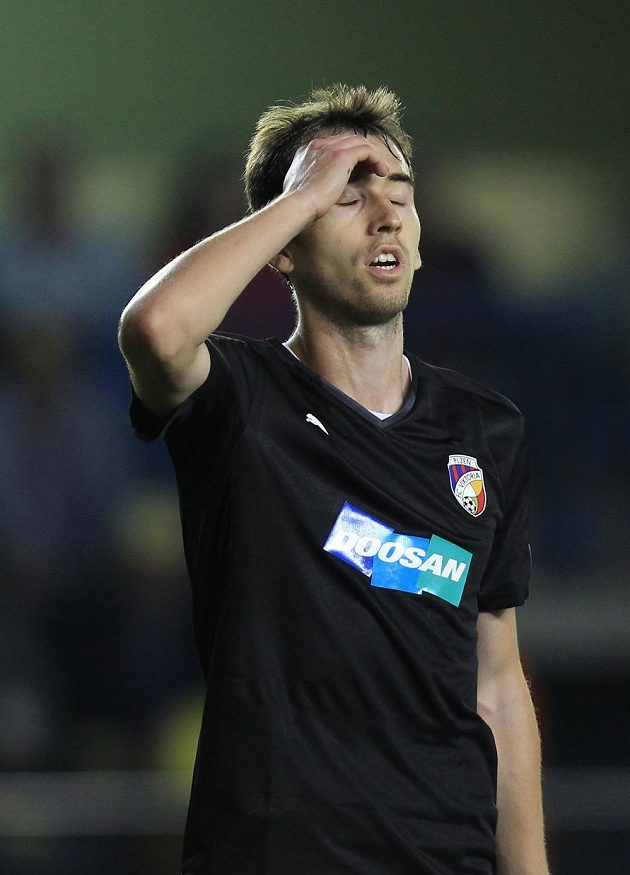 Zklamaný záložník Tomáš Hořava poté, co Plzeň inkasovala ve Villarrealu úvodní gól.
