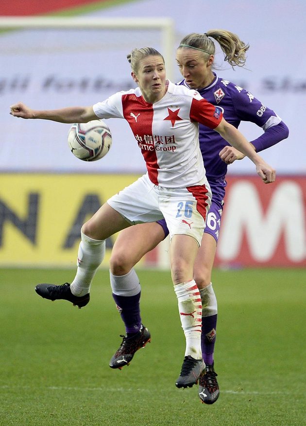 Zleva Laura Žemberyová ze Slavie a Louise Quinnová z Fiorentiny během utkání Ligy mistryň.