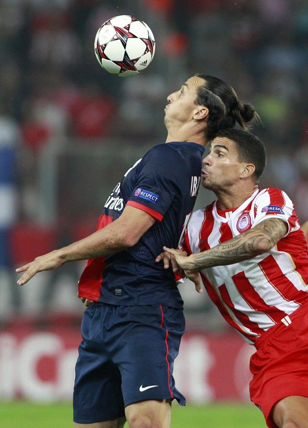 Zlatan Ibrahimovic (vlevo) z PSG kryje míč před Carlem Medjanim z Olympiakosu Pireus.