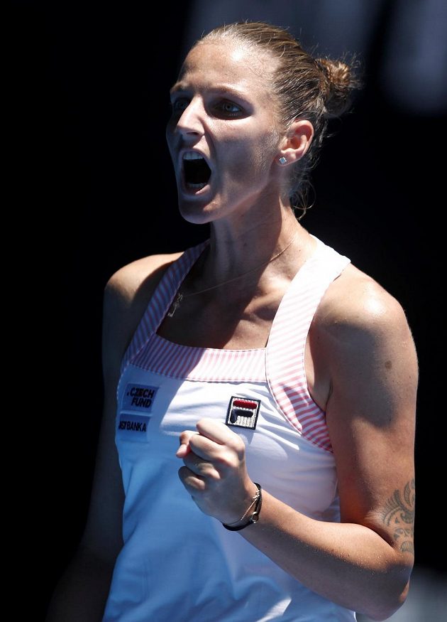 Karolína Plíšková se hecuje ve čtvrtfinále Australian Open proti Sereně Williamsové.
