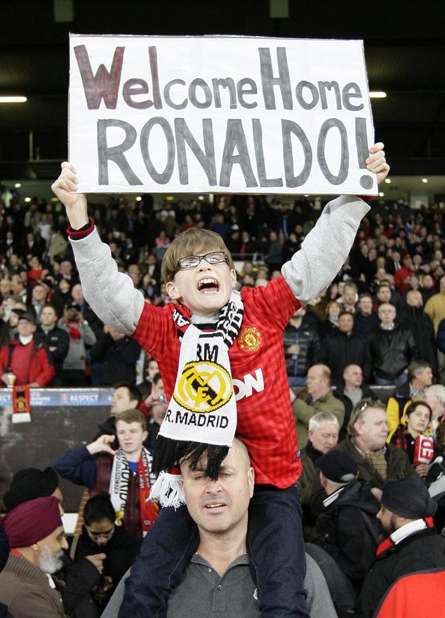 "Vítej doma, Ronaldo!" hlásí cedule jednoho z mladších fanoušků Manchesteru United.