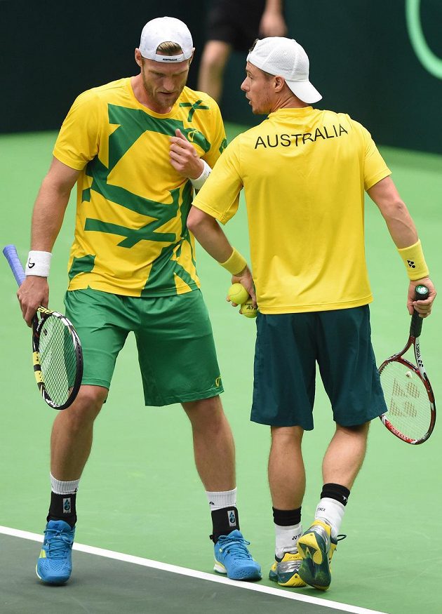 Australští tenisté Samuel Groth (vlevo) a Lleyton Hewitt při čtyřhře proti České republice.