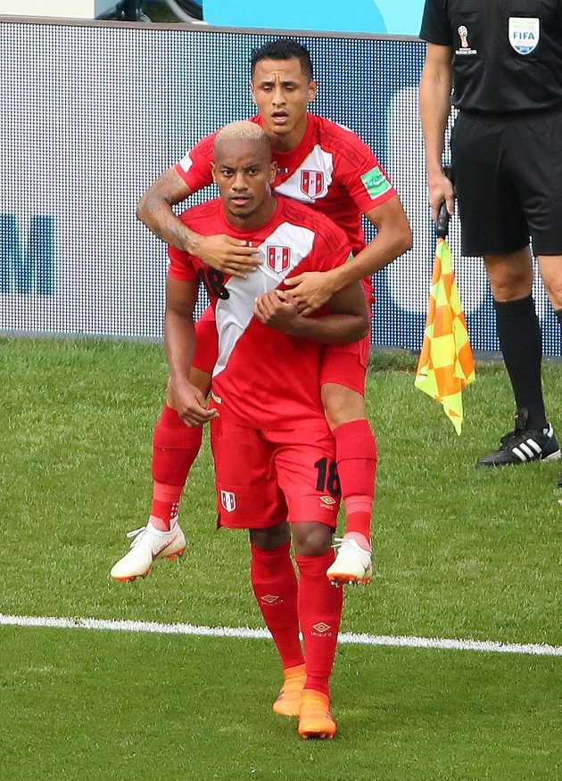 První peruánský gól na tomto MS. Jeho autor André Carrillo (18) se raduje při utkání s Austrálií.
