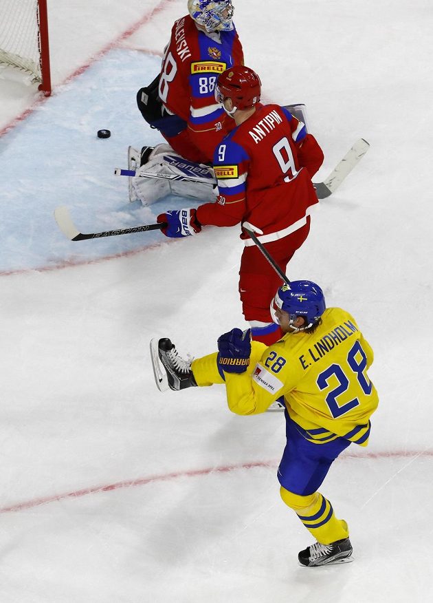 Rusko právě inkasovalo branku od Švéda Eliase Lindholma na hokejovém mistrovství světa 2017.