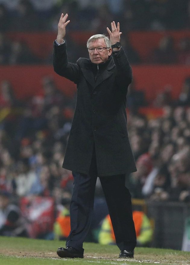 Kouč Manchesteru United Sir Alex Ferguson nevěří svým očím. Nani právě uviděl červenou kartu.