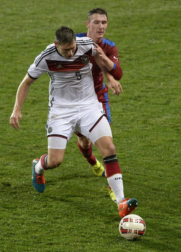 Jaromír Zmrhal (vpravo) z české jednadvacítky a Němec Niklas Süle při přípravném duelu v Praze-Edenu.