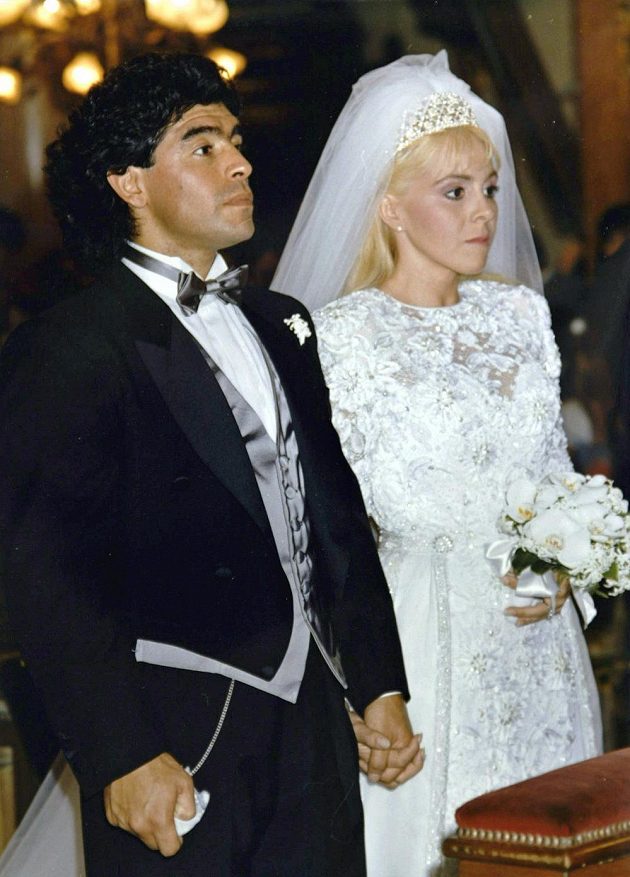 Legendární argentinský fotbalista Diego Maradona zemřel. Na archivním svatebním snímku se svou ženou Claudií Villafaneovou.