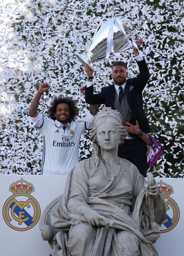 Fotbalisté Realu Madrid Sergio Ramos a Marcelo slaví triumf v Lize mistrů na náměstí Cibeles Fountain.
