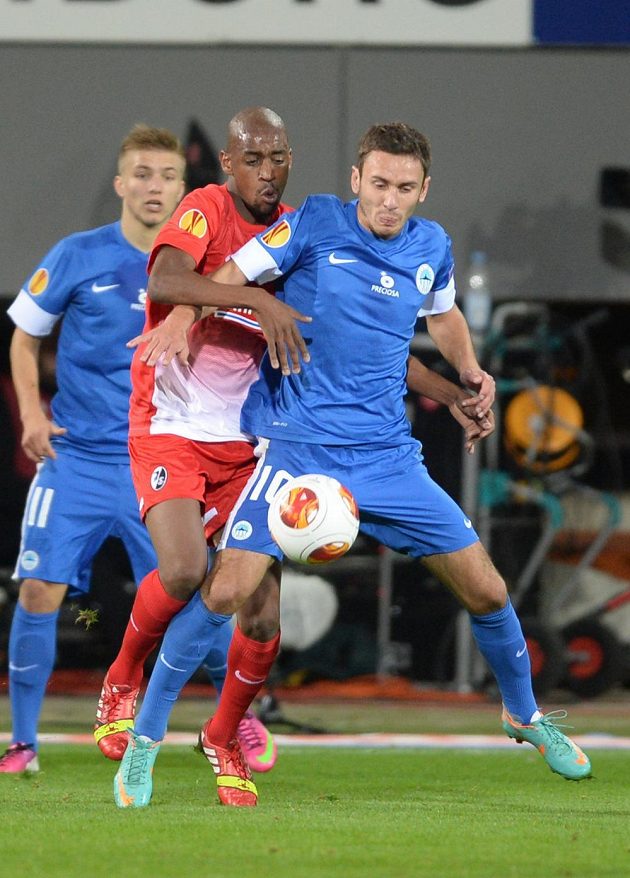 Gelson Fernandes z Freiburgu (vlevo) bojuje o míč se Sergejem Rybalkou z Liberce.