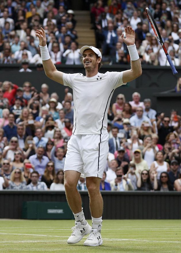 Brit Andy Murray právě proměnil ve finále Wimbledonu mečbol proti Kanaďanovi Milosi Raonicovi.