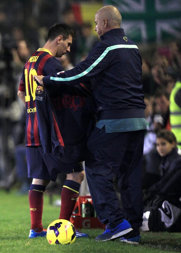 Zraněný útočník Barcelony Lionel Messi opouští trávník stadiónu Benita Villamarína v Seville.