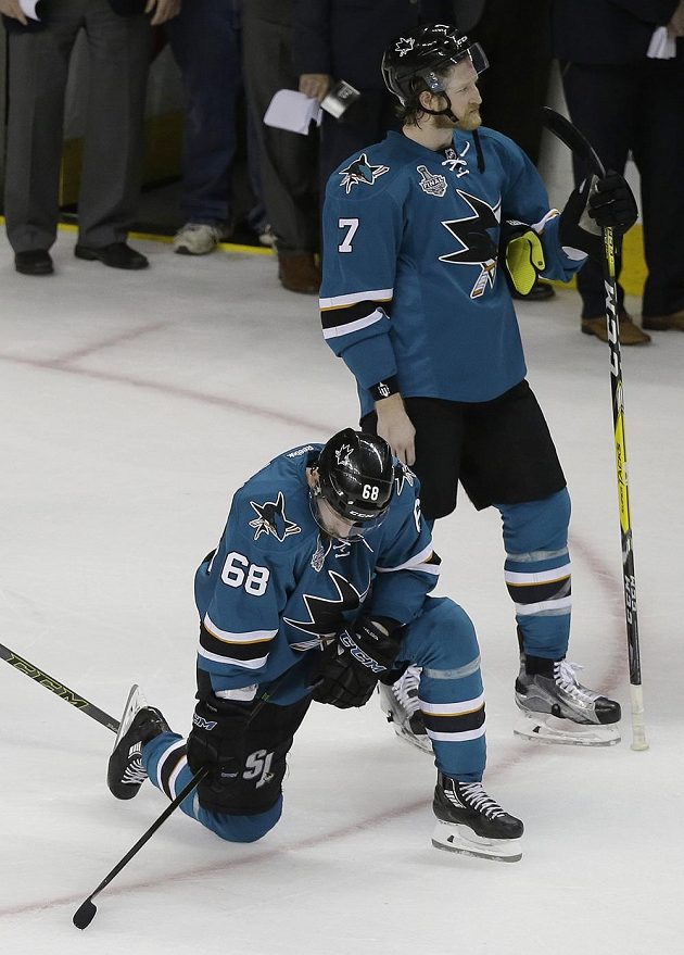 Zklamání hokejistů San Jose Sharks Melkera Karlssona (68) a Paula Martina (7). Boj o Stanley Cup Žraloci do vítězného konce nedotáhli.