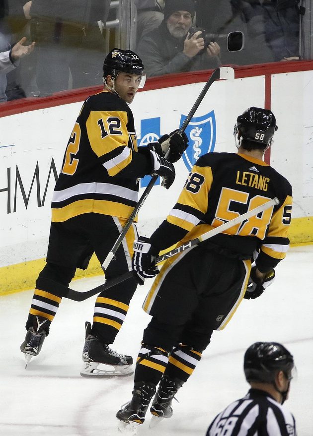 Dominik Simon (12) z Pittsburghu a Kris Letang (58) se radují po gólu českého útočníka ve třetí třetině utkání s Minnesotou.