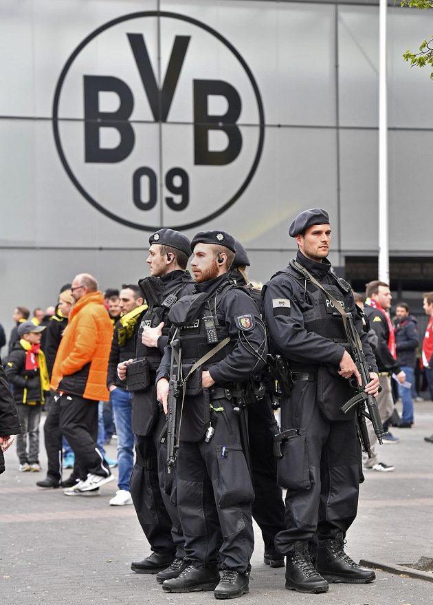 Policisté u stadiónu Borussie Dortmund před odloženým čtvrtfinále s Monakem.