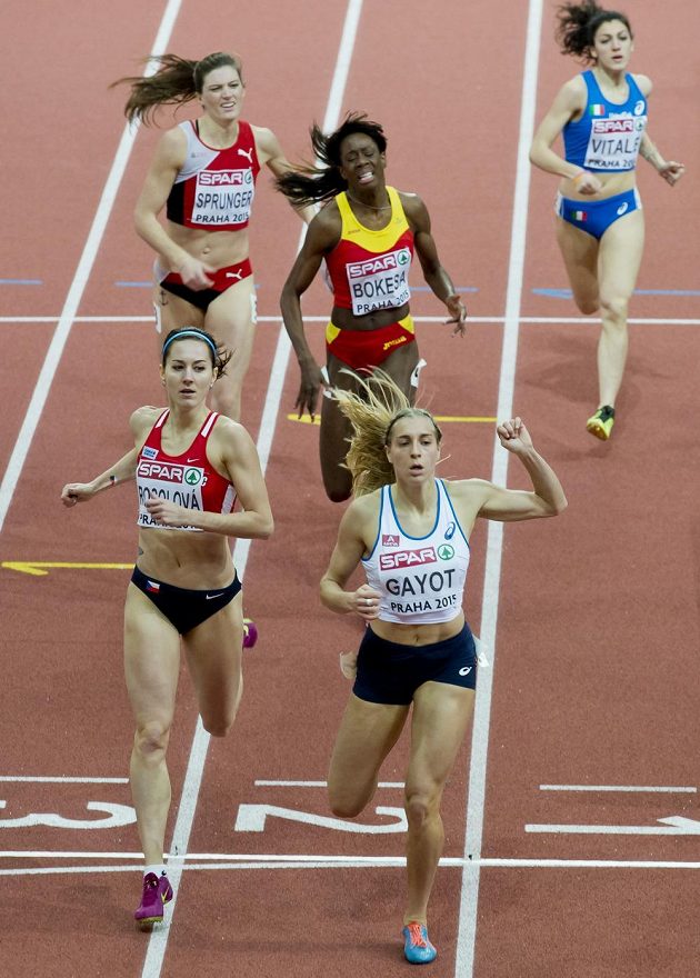 Česká reprezentantka Denisa Rosolová (vpředu vlevo) a Marie Gayotová (vpředu vpravo) z Francie v rozběhu na 400 m při HME v Praze.