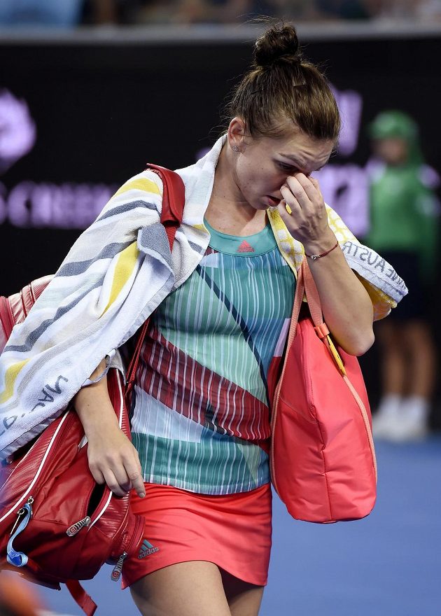 Zklamaná rumunská tenistka Simona Halepová po vyřazení v úvodním kole Australian Open.