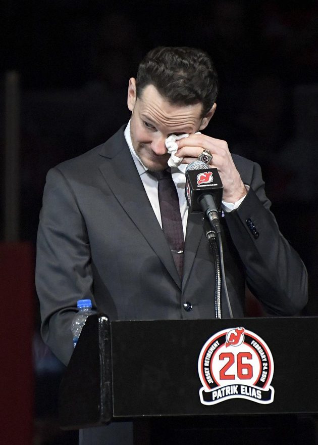 Bývalý útočník New Jersey Devils Patrik Eliáš se dočkal pocty, jeho dres byl vyvěšen pod strop haly Devils. Došlo i na slzy.