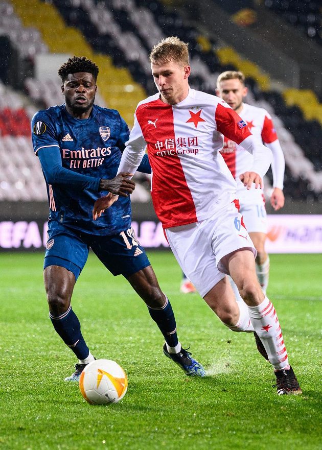 Thomas Partey z Arsenalu a David Zima ze Slavie Praha během utkání čtvrtfinále Evropské ligy. Přijdou nejen sešívaní o možnost zopakovat si duely s Kanonýry a jim podobnými...?