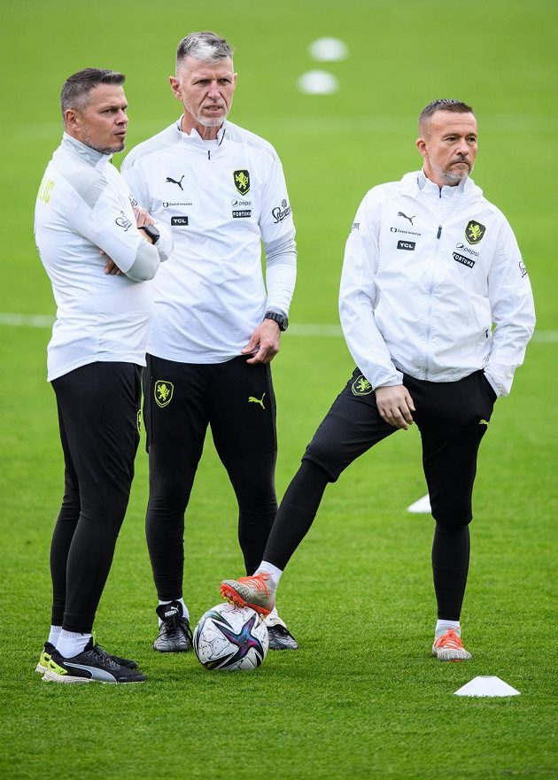 Manažer reprezentace Libor Sionko, trenér Jaroslav Šilhavý a asistent Jiří Chytrý během tréninku fotbalové reprezentace před zápasy kvalifikace MS 2022 s Walesem a Běloruskem.