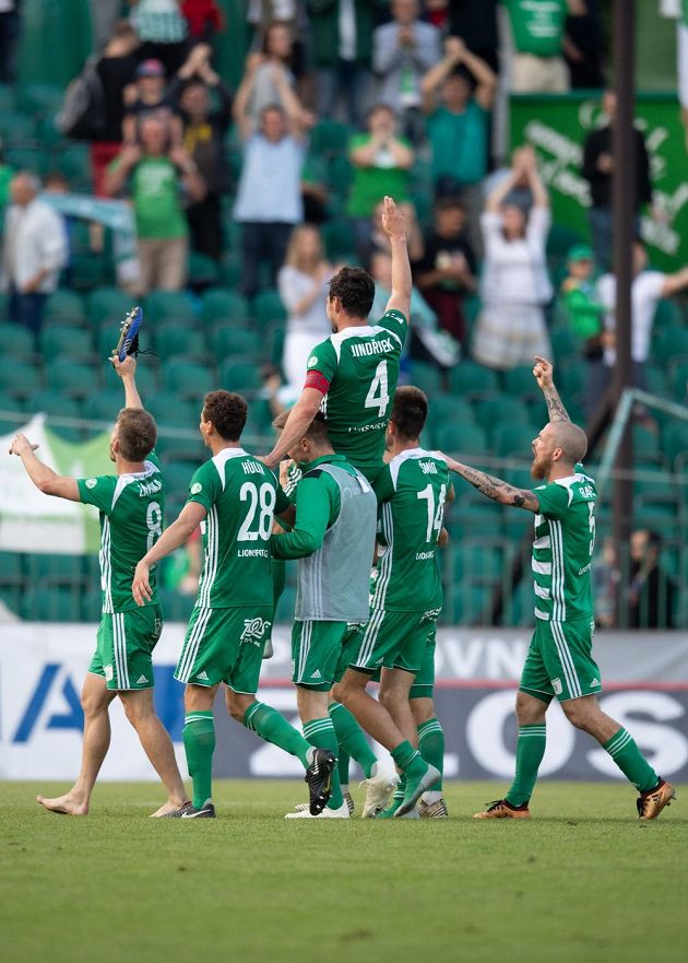 Radost fotbalistů Bohemians ze záchrany mezi elitou byla po utkání s Opavou obrovská. Nad hlavami spoluhráčů střelec jediného gólu domácích Josef Jindřišek.