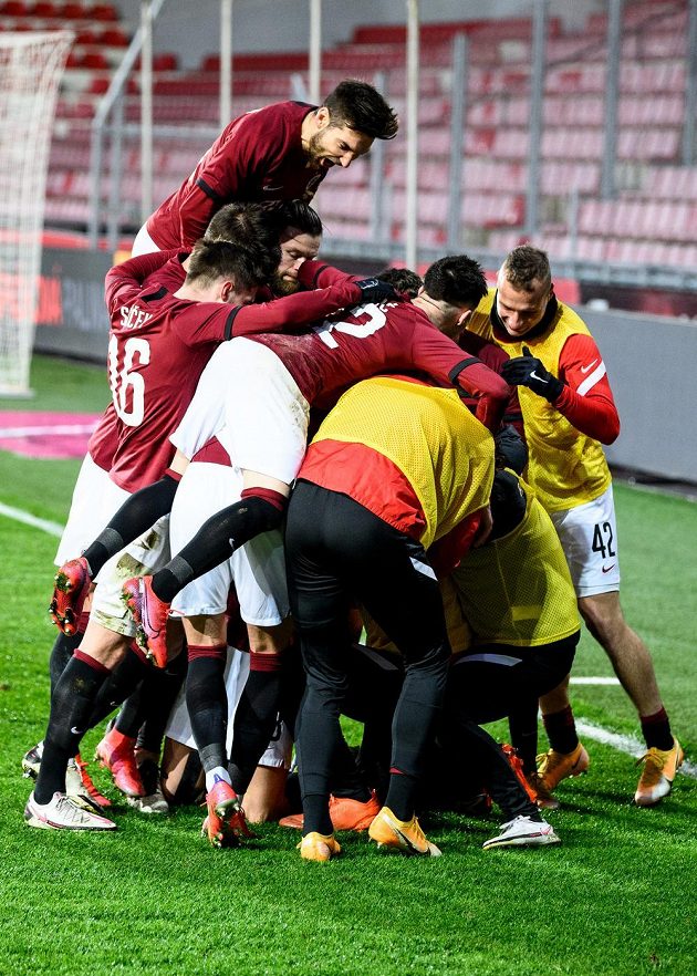 Fotbalisté Sparty Praha oslavují vítězný gól po proměněné penaltě během utkání osmifinále MOL Cupu s Baníkem Ostrava.