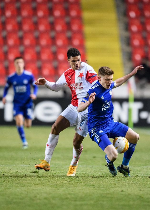 Alexander Bah ze Slavie Praha a Harvey Barnes z Leicesteru během utkání prvního kola vyřazovací části Evropské Ligy.