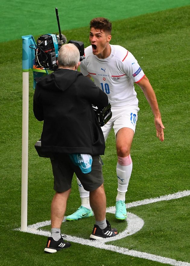 Yeah, I gave it to him!  Patrik Schick celebrates on camera ...