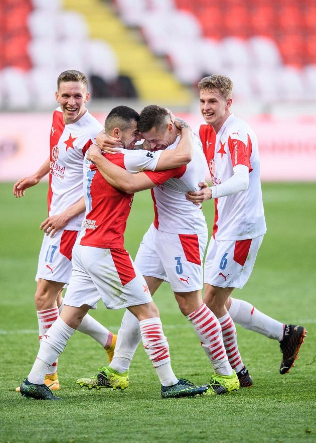 Fotbalisté Slavie Praha: Lukáš Provod, Nicolae Stanciu, Tomáš Holeš a David Zima oslavují gól na 1:0 během derby.