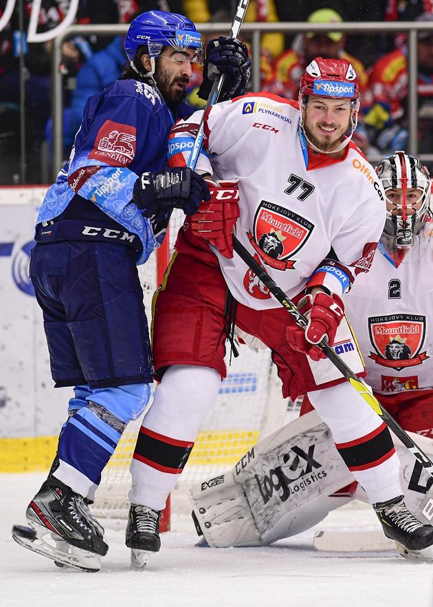 Ladislav Zikmund z Kladna, Richard Nedomlel z Hradce Králové a brankář Hradce Králové Marek Mazanec v akci během extraligového utkání.