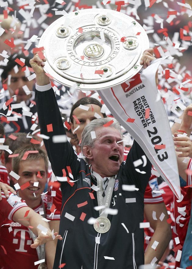 Kouč Jupp Heynckes s trofejí pro německé šampióny. Vrátí se s ním do Bayernu vítězná mentalita?